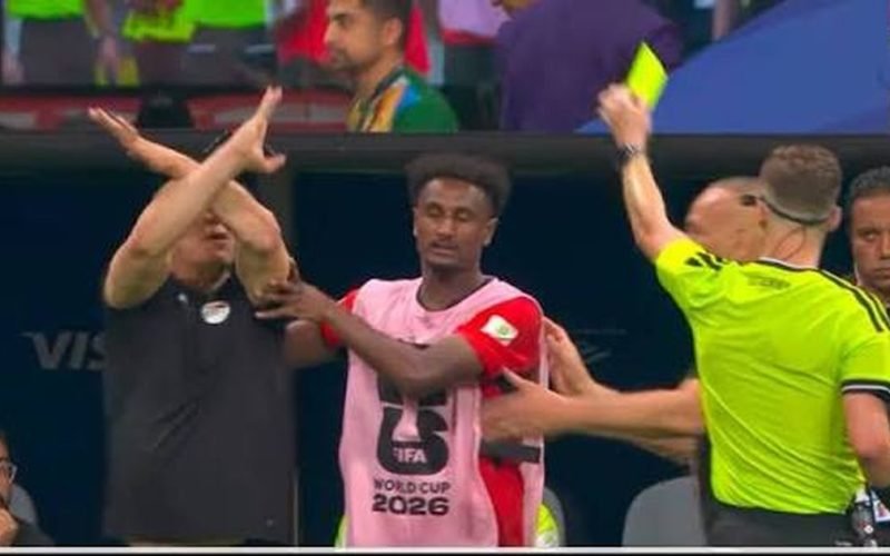 Técnico do Egito denuncia racismo durante jogo e acaba punido com cartão amarelo