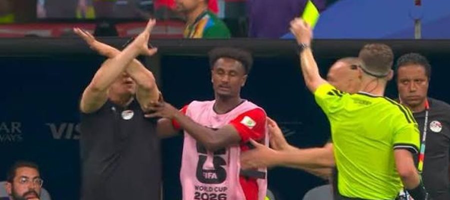 Técnico do Egito denuncia racismo durante jogo e acaba punido com cartão amarelo