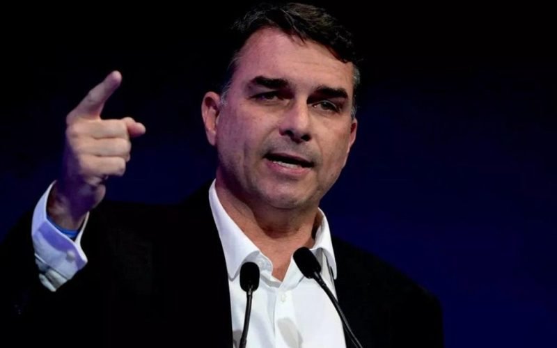 “Lulinha tem sido um dos beneficiários”, diz Flávio Bolsonaro sobre suposta esquema no INSS