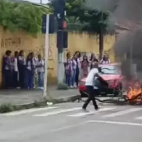 Alunos protestam por falta de ar-condicionados em escola estadual no Clima Bom
