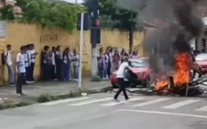Alunos protestam por falta de ar-condicionados em escola estadual no Clima Bom