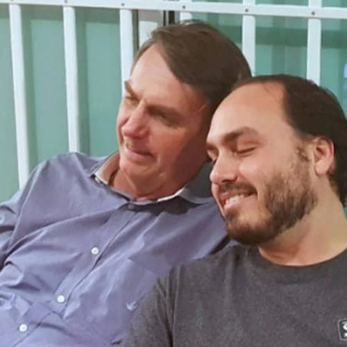 Carlos visita Jair Bolsonaro em prisão domiciliar: “Ele está ciente de tudo”