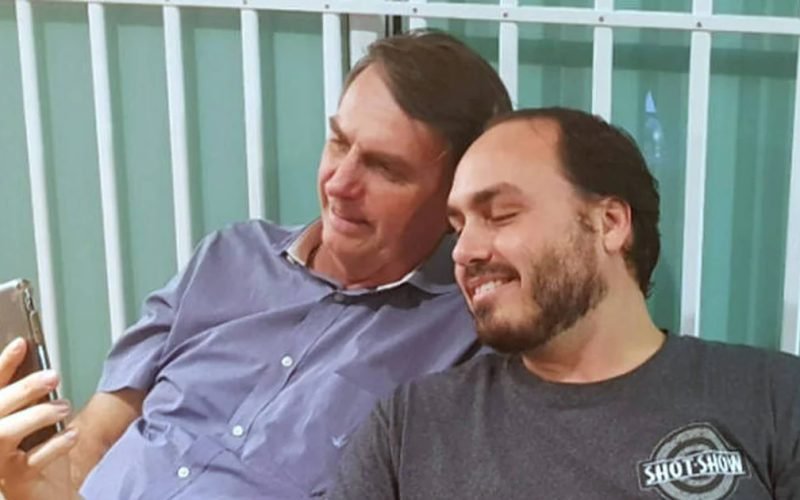 Carlos visita Jair Bolsonaro em prisão domiciliar: “Ele está ciente de tudo”
