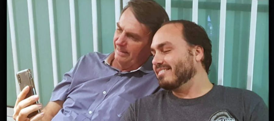 Carlos visita Jair Bolsonaro em prisão domiciliar: “Ele está ciente de tudo”