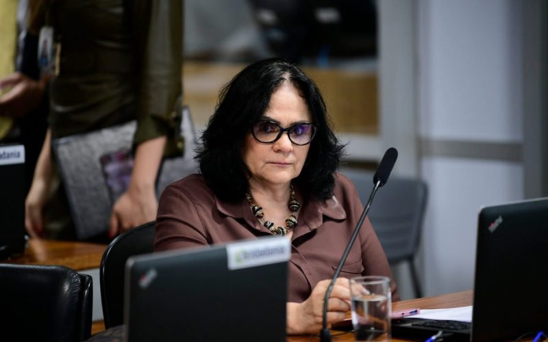 “Enjaulada, injustiçada, perseguida”, diz Damares sobre Carla Zambelli