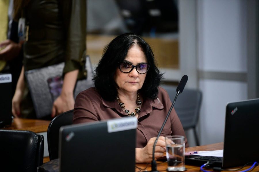 “Enjaulada, injustiçada, perseguida”, diz Damares sobre Carla Zambelli