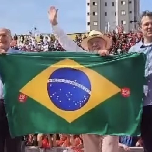 Lula, Alckmin e Haddad erguem bandeira do Brasil em primeiro ato da campanha