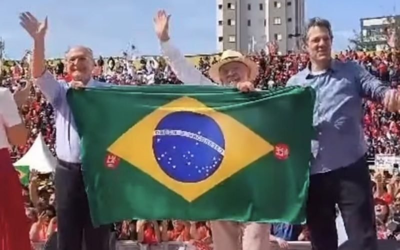 Lula, Alckmin e Haddad erguem bandeira do Brasil em primeiro ato da campanha