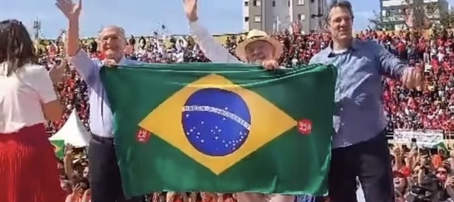 Lula, Alckmin e Haddad erguem bandeira do Brasil em primeiro ato da campanha