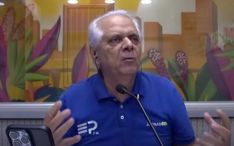 Jornalista chama bíblia de “livrinho idiota” e diz que religião é “demoníaca”
