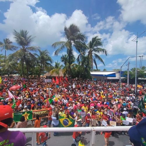 Manifestantes ocupam a orla de Maceió em ato contra “PEC da Blindagem”