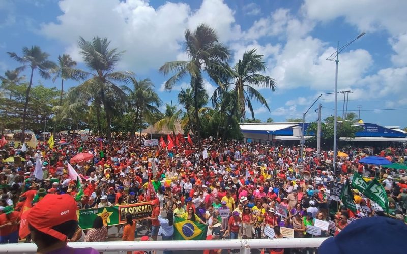 Manifestantes ocupam a orla de Maceió em ato contra “PEC da Blindagem”