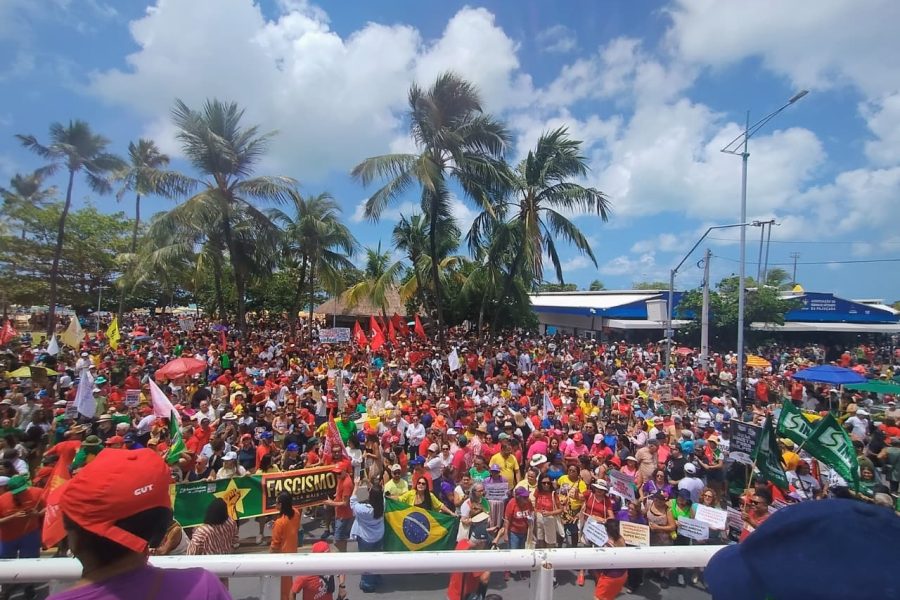 Manifestantes ocupam a orla de Maceió em ato contra “PEC da Blindagem”