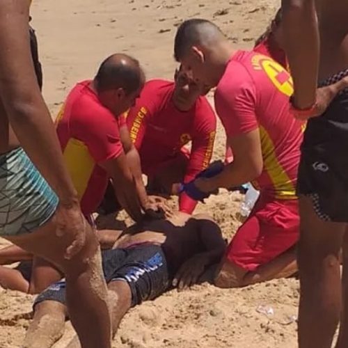 Banhista é socorrido por bombeiros após se afogar na Praia do Francês