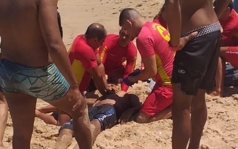 Banhista é socorrido por bombeiros após se afogar na Praia do Francês