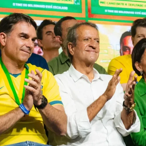 Flávio Bolsonaro diz orar para ter uma mulher “qualificada” como vice em eleições