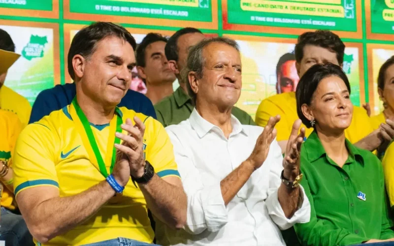 Flávio Bolsonaro diz orar para ter uma mulher “qualificada” como vice em eleições