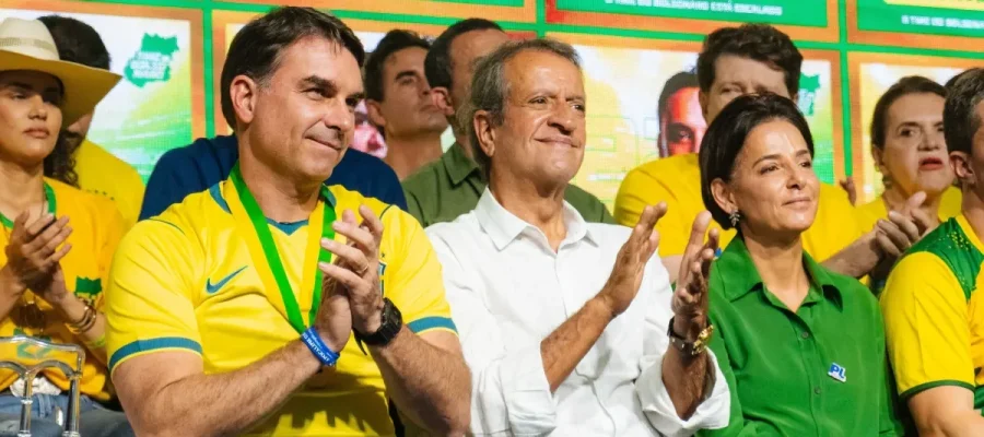 Flávio Bolsonaro diz orar para ter uma mulher “qualificada” como vice em eleições