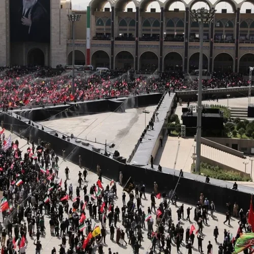Multidão e clamor por vingança contra Estados Unidos e Israel marcam em funeral do líder supremo do Irã