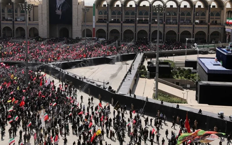 Multidão e clamor por vingança contra Estados Unidos e Israel marcam em funeral do líder supremo do Irã