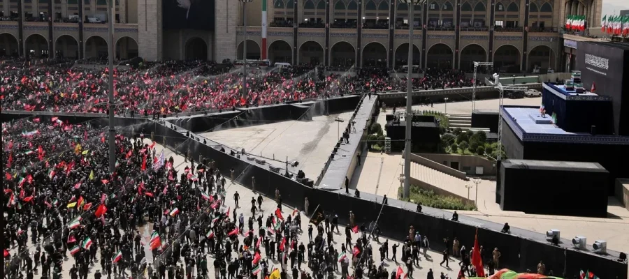 Multidão e clamor por vingança contra Estados Unidos e Israel marcam em funeral do líder supremo do Irã