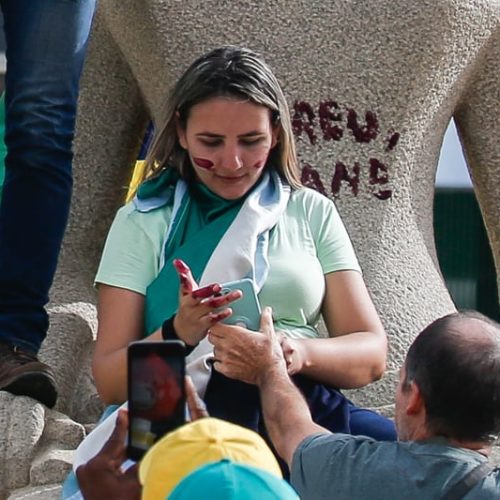 Moraes mantém pena de 14 anos para mulher que escreveu “Perdeu, mané” em estátua da Justiça