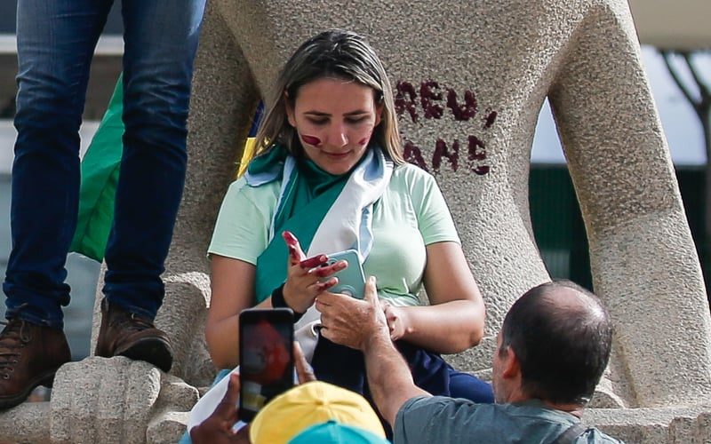 Moraes mantém pena de 14 anos para mulher que escreveu “Perdeu, mané” em estátua da Justiça
