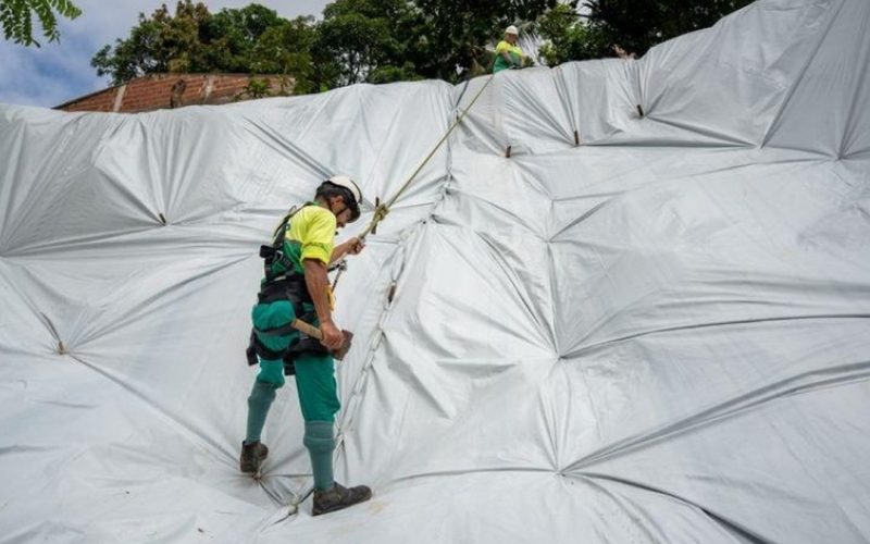 Defesa Civil ultrapassa 45 mil m² de lonas instaladas em áreas de risco de Maceió