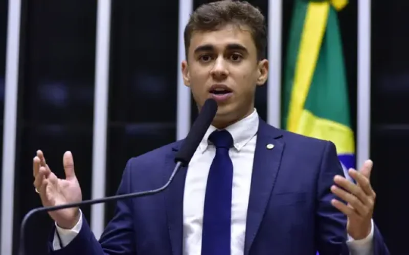 Nikolas Ferreira acusa STF de perseguir Bolsonaro: “Querem tirá-lo da disputa eleitoral”