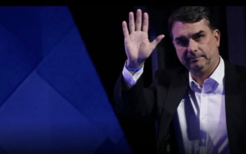 Juíza nega pedido de Flávio Bolsonaro para indenização de R$ 61 mil