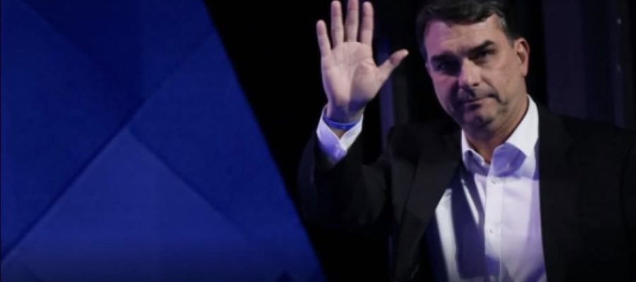 Juíza nega pedido de Flávio Bolsonaro para indenização de R$ 61 mil
