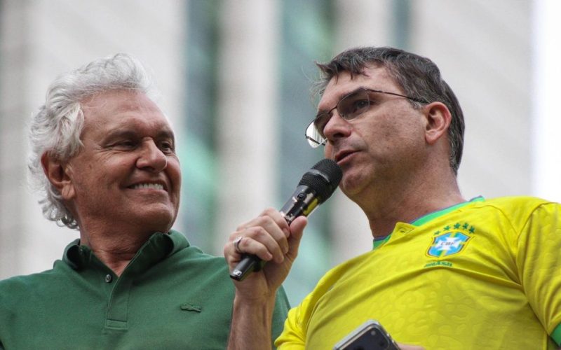 Caiado diz que Flávio Bolsonaro precisa “prestar contas” após revelações sobre Daniel Vorcaro