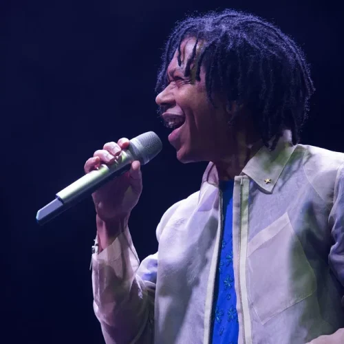 Djavan se une a Caetano, Gil e Chico em ato no Rio contra PEC da Blindagem e anistia