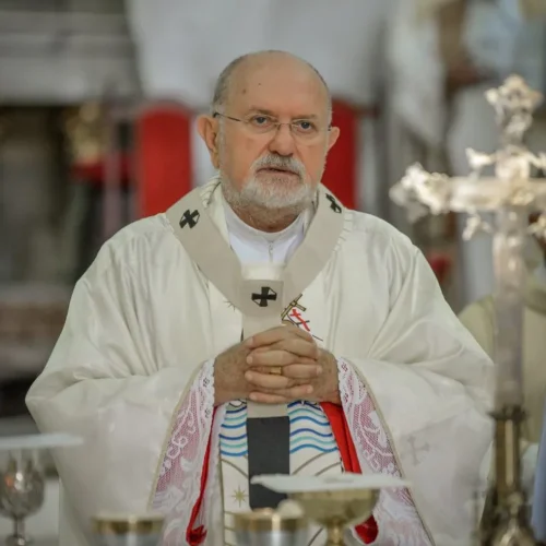 Imagem de Dom Antônio Muniz em cadeira de rodas comove fiéis nas redes sociais