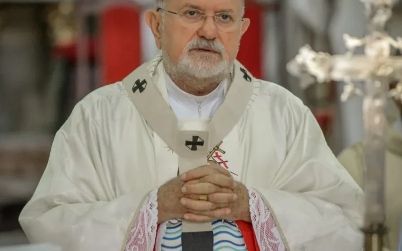 Imagem de Dom Antônio Muniz em cadeira de rodas comove fiéis nas redes sociais