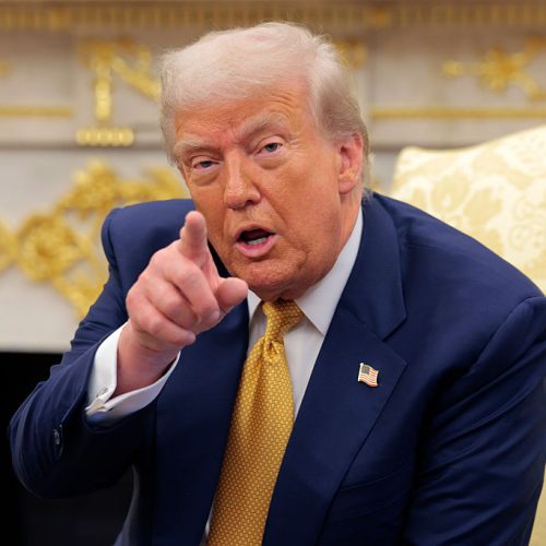 Trump ignora perguntas da CNN e chama emissora de “Fake News”