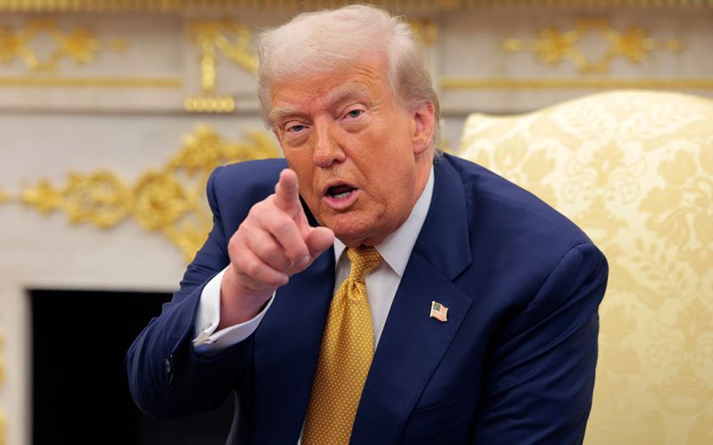 Trump ignora perguntas da CNN e chama emissora de “Fake News”
