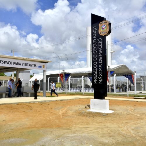 Familiares denunciam superlotação, humilhação e comida estragada em presídio segurança máxima em Alagoas