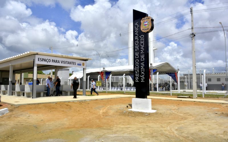 Familiares denunciam superlotação, humilhação e comida estragada em presídio segurança máxima em Alagoas