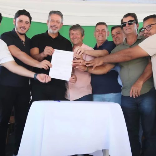 Arthur Lira garante recursos e assina com Geo Cruz ordem de serviço para pavimentação em Ibateguara