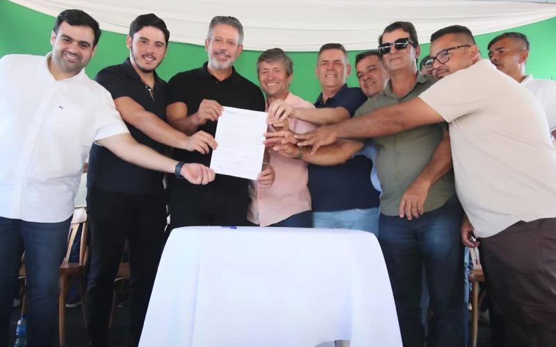 Arthur Lira garante recursos e assina com Geo Cruz ordem de serviço para pavimentação em Ibateguara