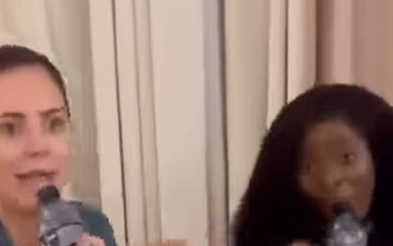 Michelle Bolsonaro canta louvor com amigos em clima descontraído