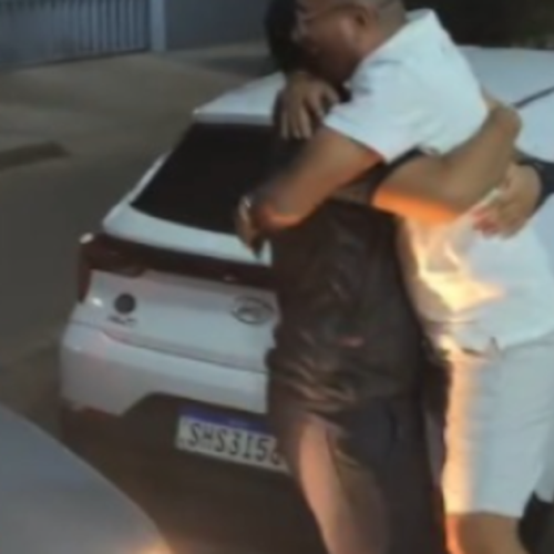 Jovem alagoano se emociona ao ganhar carro dos sonhos em surpresa preparada pela família