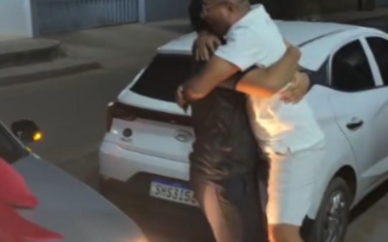 Jovem alagoano se emociona ao ganhar carro dos sonhos em surpresa preparada pela família
