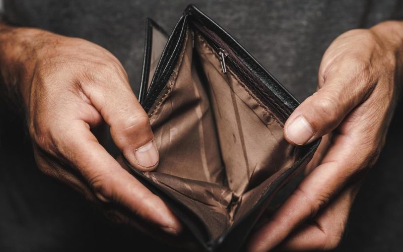 Endividamento dos mais pobres é causado por necessidade, não por consumo, aponta pesquisa