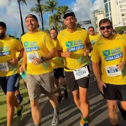 Pré-candidato ao Senado, Carlos Bolsonaro participa de corrida “Fora Lula” em Maceió