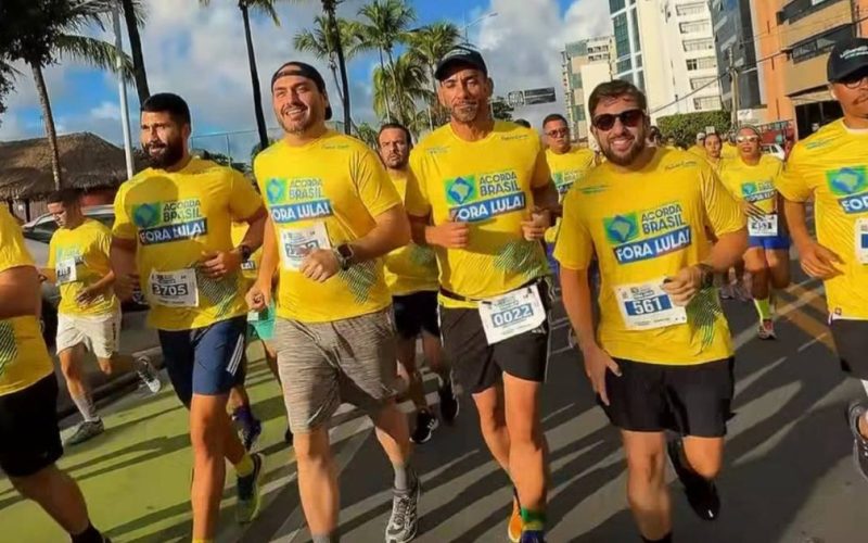 Pré-candidato ao Senado, Carlos Bolsonaro participa de corrida “Fora Lula” em Maceió