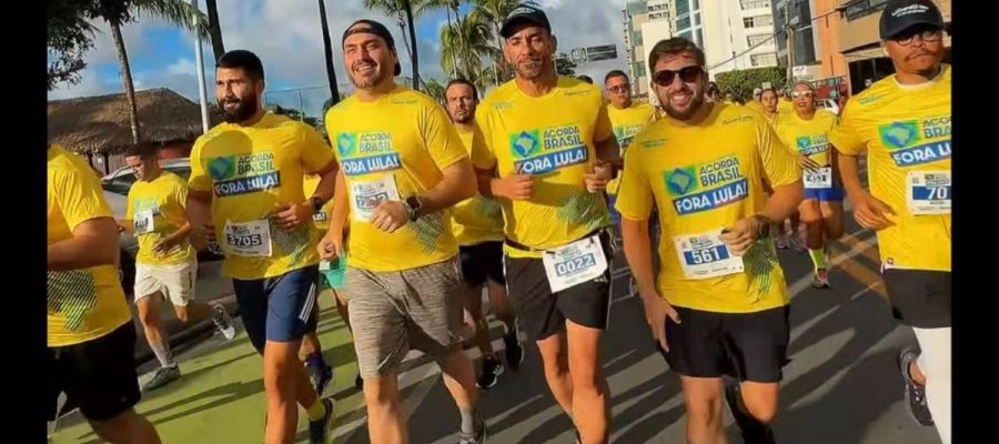 Pré-candidato ao Senado, Carlos Bolsonaro participa de corrida “Fora Lula” em Maceió