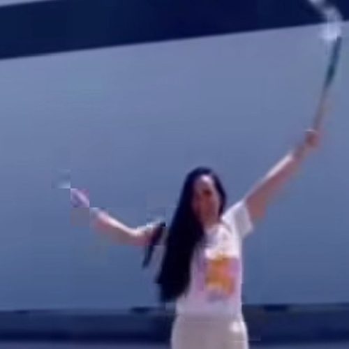 Mulher é demitida e soltas fogos em frente a empresa para comemorar demissão