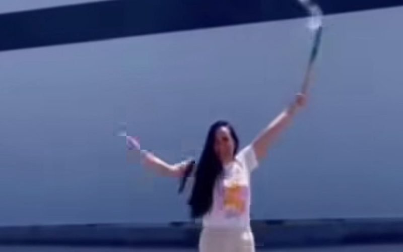 Mulher é demitida e soltas fogos em frente a empresa para comemorar demissão